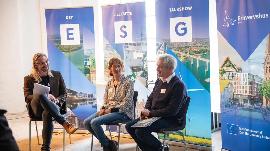Klaus Knakkergaard som vært for Det lillebitte ESG-talkshow