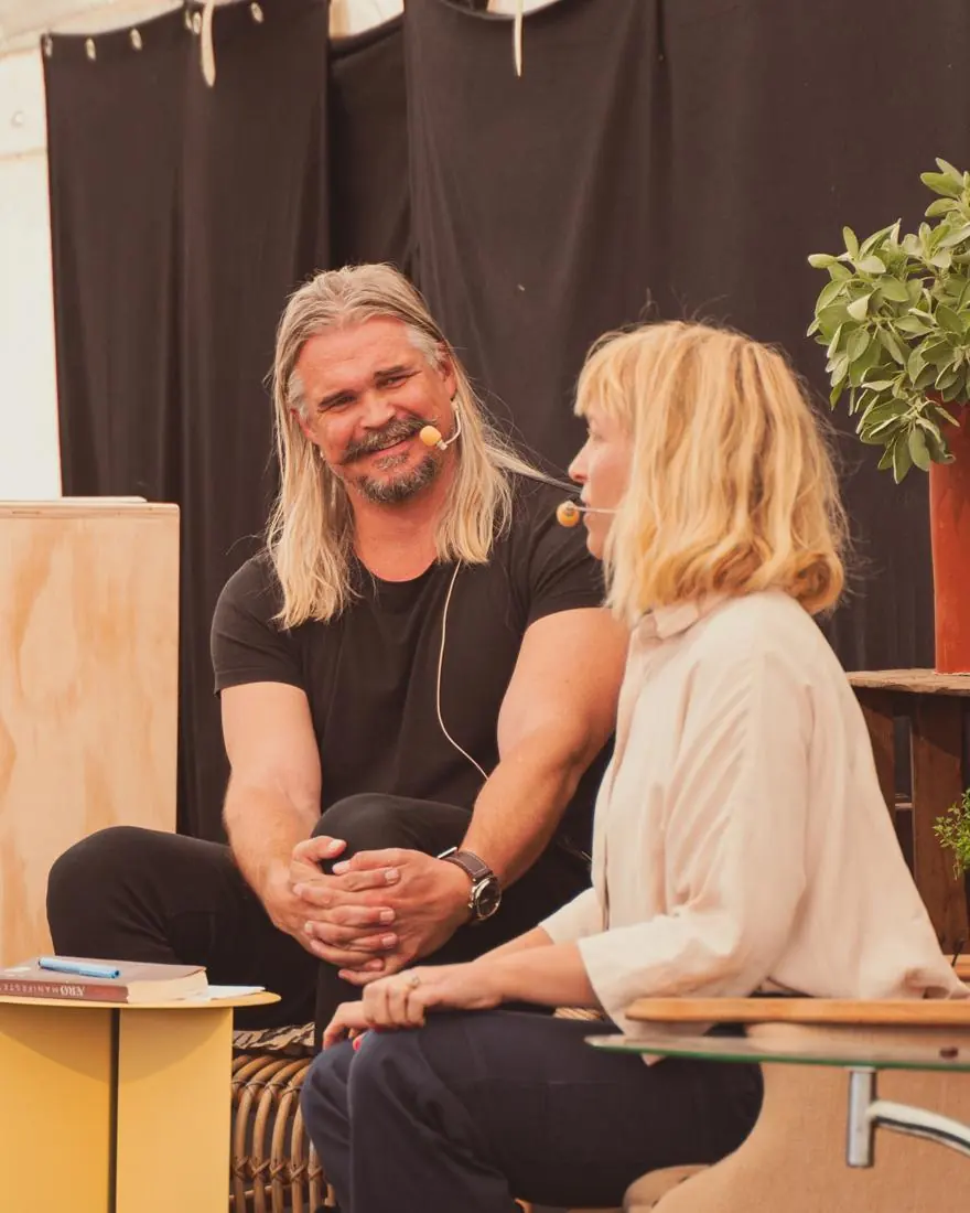 Klaus Knakkergaard i forfattersamtale på en festivalscene