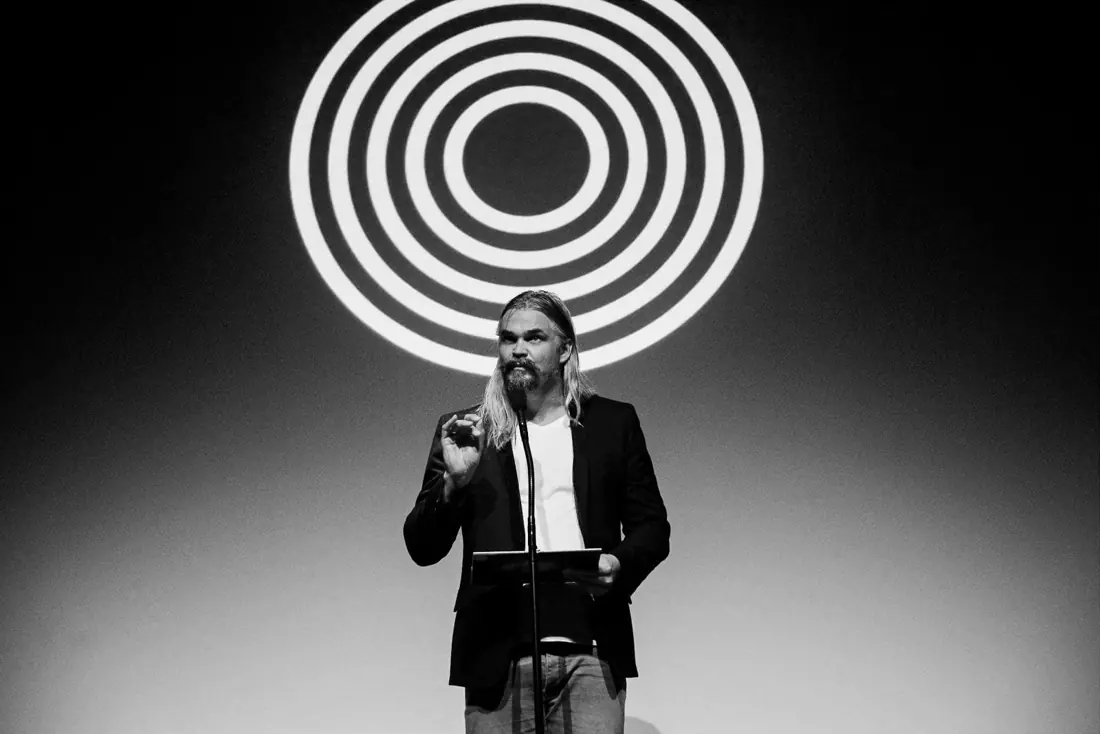 Klaus Knakkergaard som ordstyrer ved talerstolen