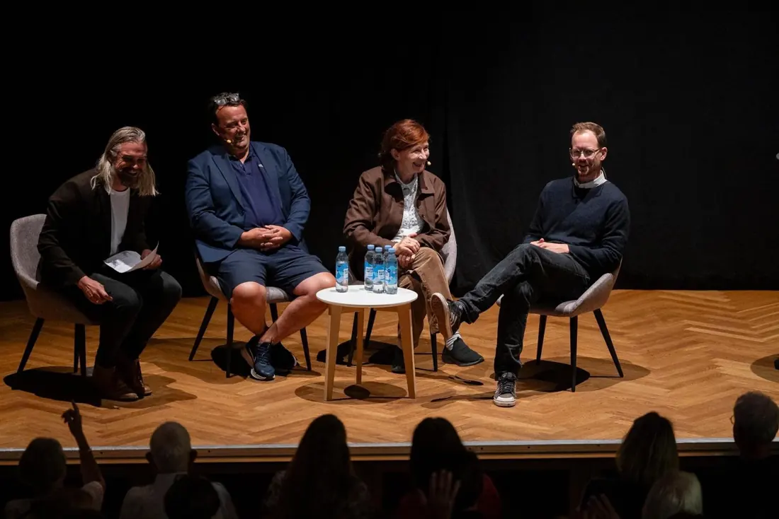 Klaus Knakkergaard modererer en paneldebat